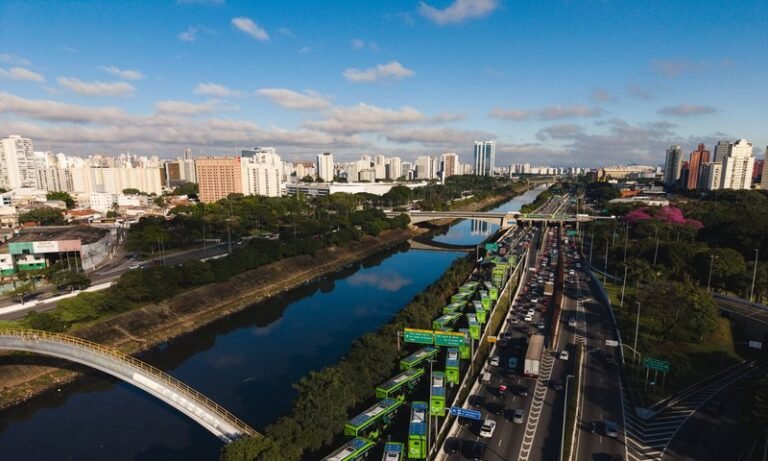 BYD responde por metade dos ônibus elétricos emplacados em agosto e mantém liderança no Brasil